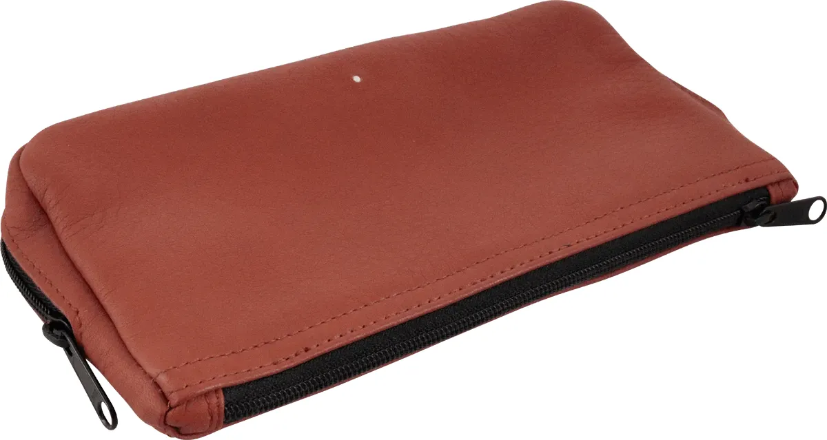 Braune Tabaktasche aus Leder mit Reißverschluss, schräg liegend von oben fotografiert