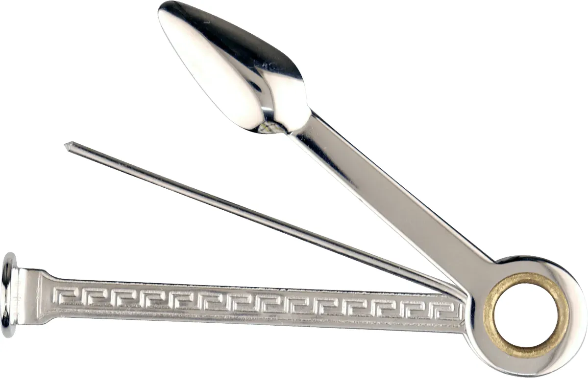 3-teiliges Pfeifenbesteck aus silberfarbenem Metall mit guillochierter Oberfläche von oben und ausgeklappt fotografiert