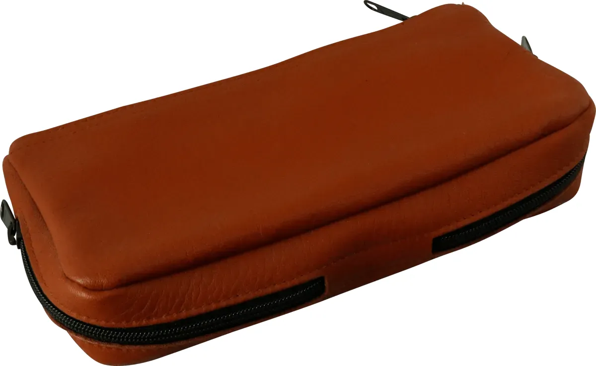 Braune Tabaktasche aus Leder mit umlaufendem Reißverschluss, schräg von oben dargestellt