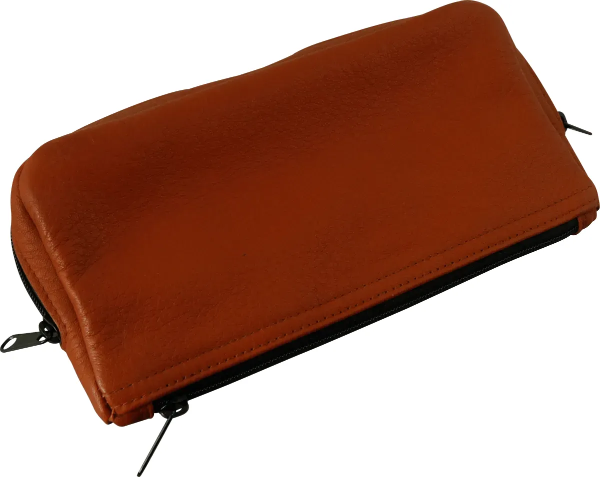 Braune Tabaktasche aus Leder mit Reißverschluss, schräg liegend von oben fotografiert